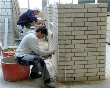 Wer fleißige Handwerker-Lehrlinge sehen will, der muss sie erst einmal suchen. Der Baubranche mangelt es an Nachwuchs.  