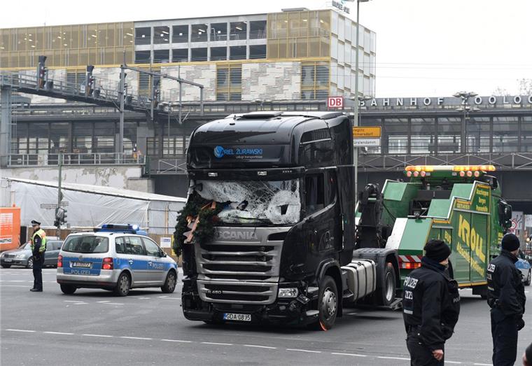 Nach Anschlag in Berlin: Festgenommener Flüchtling wieder frei Wer fuhr den Lastwagen? Diese Frage bleibt nach dem Anschlag in Berlin weiterhin offen.
