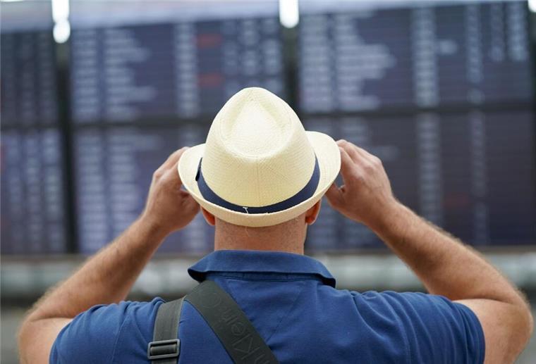 Sparen bei der Buchung: So wird der Sommerurlaub bezahlbar Wer ganz flexibel ist, kann an den Flughafen fahren und dort eine Reise buchen, die Stunden später losgeht. Veranstalter nennen das Super-Last-Minute.