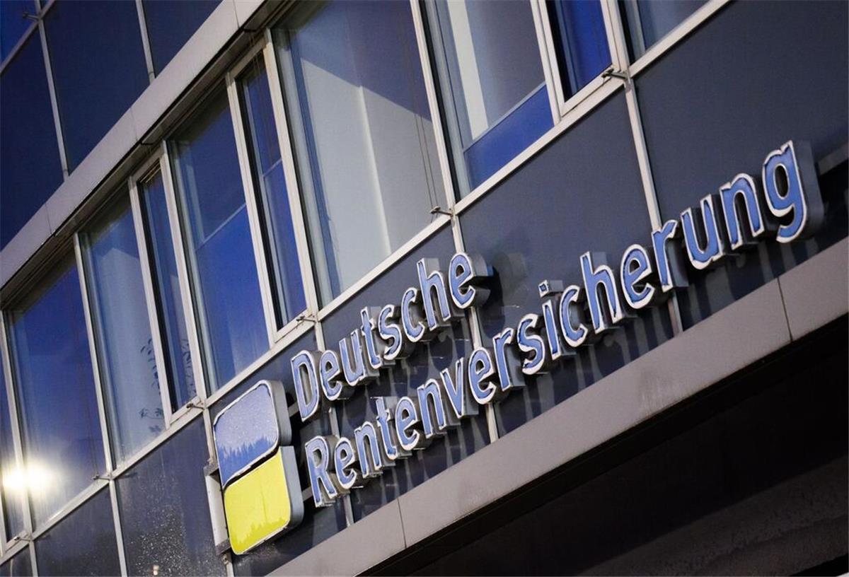 Deutsche Rentenversicherung steht an einer Hausfassade
