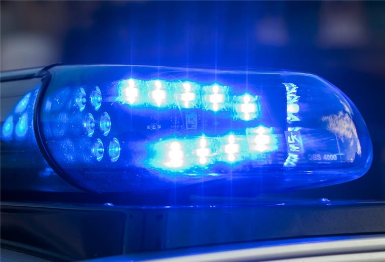 Uthlede: Unbekannte legen schweren Stein auf Straße Das Blaulicht auf einem Fahrzeug der Polizei leuchtet in der Dunkelheit.