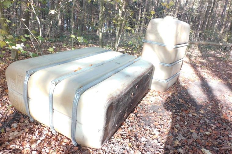 Heizöltanks in Geestland illegal im Wald entsorgt Wer hat diese Tanks im Wald bei Lintig (Geestland) entsorgt?