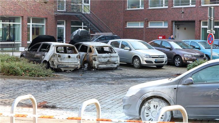 Bekennerschreiben nach Brandanschlag auf Polizeiautos Wer hat diese Zivilfahrzeuge der Polizei Bremen in Brand gesteckt? (Archivbild)
