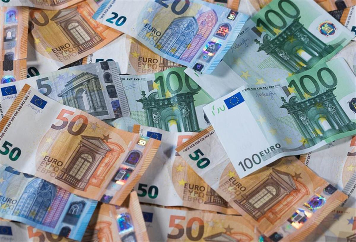 Zu sehen sind Euro-Geldscheine mit unterschiedlichen Werten.