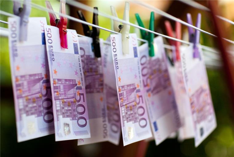 Diesen Schein wird man nicht so leicht wieder los Wer ihn hat, hat's mitunter schwer. Viele Banken tauschen den 500-Euro-Schein nur um, wenn man dort Kunde ist.