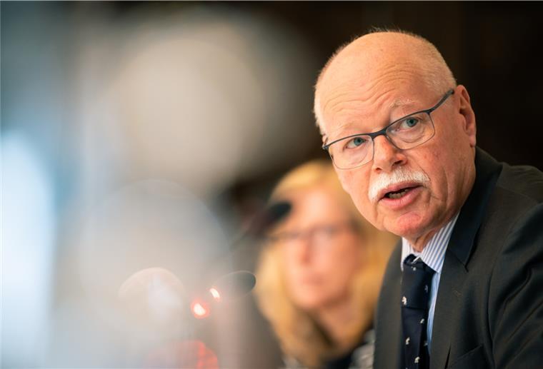 Wer im Land Bremen das Z-Symbol nutzt, muss mit einem Bußgeld rechnen. Das machte Innensenator Ulrich Mäurer (SPD) am Montag deutlich.