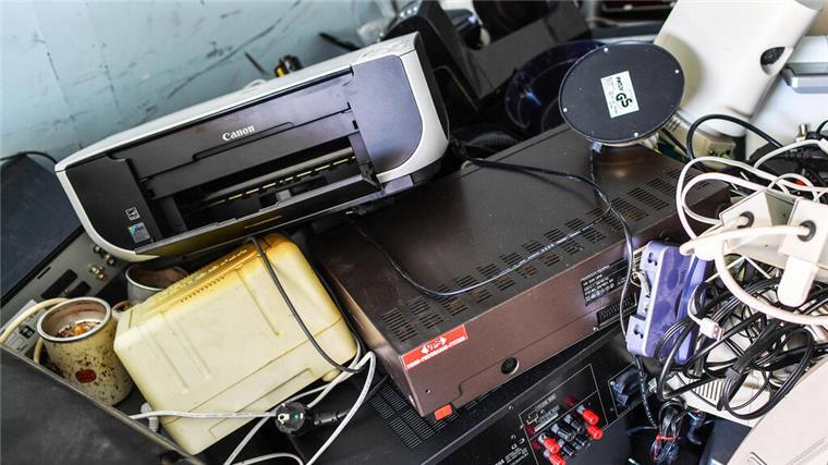 Illegale Schrottsammler unterwegs: Was Bürger wissen müssen Elektroschrott liegt zu einem Haufen aufgestapelt in einem Raum. Im Landkreis Rotenburg sind illegale Schrottsammler unterwegs.