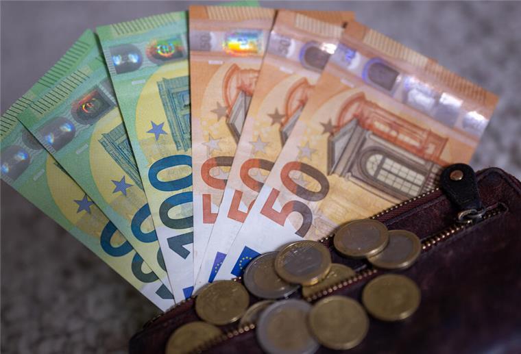 Diese Minijob-Regel gilt seit Jahresbeginn: Was jetzt plötzlich anders läuft Geldscheine mit dem Wert von 100 und 50 Euro stecken in einem Geldbeutel. Minijobber haben seit Jahresbeginn neue Verdienstgrenzen.