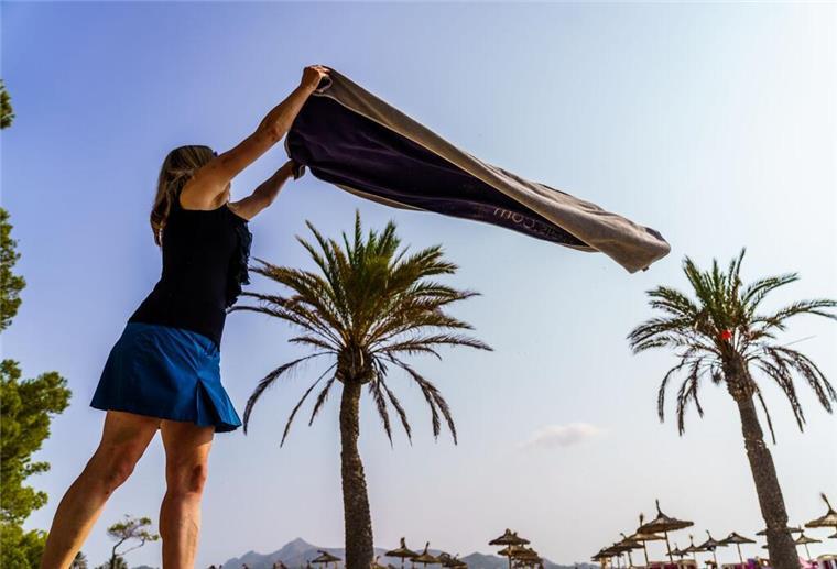 Wer im Urlaub früh Liegen mit Handtüchern belegt, riskiert Ärger.
