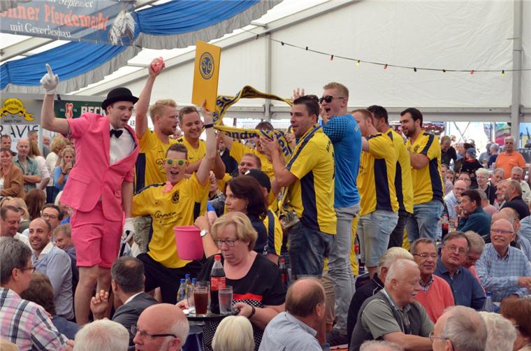 Beim Schweinemarkt in Dedesdorf wird die Sau rausgelassen Wer im voll besetzten Festzelt beim Dedesdorfer Schweinemarkt eine Show abzieht, hat gute Chancen das Schwein zu gewinnen. Die Landwürder Fußballer haben im vergangenen Jahr gezeigt, wie's geht.