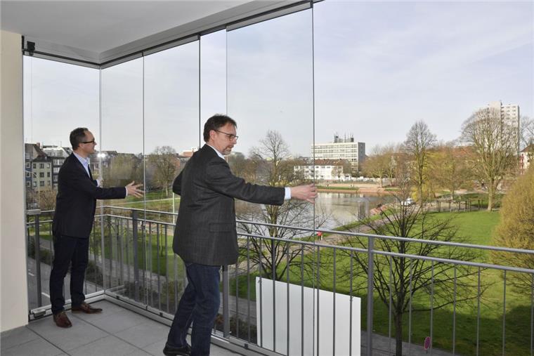 Bremerhaven: Das Wohnen wird teurer Wer in dem Neubau an der Rheinstraße wohnen möchte, muss mindestens zehn Euro pro Quadratmeter bezahlen. Es gibt aber Wohnungen, die noch teurer sind, wissen
Jörg Thaden (rechts) und Marco Kewes vom Gutachterausschuss.