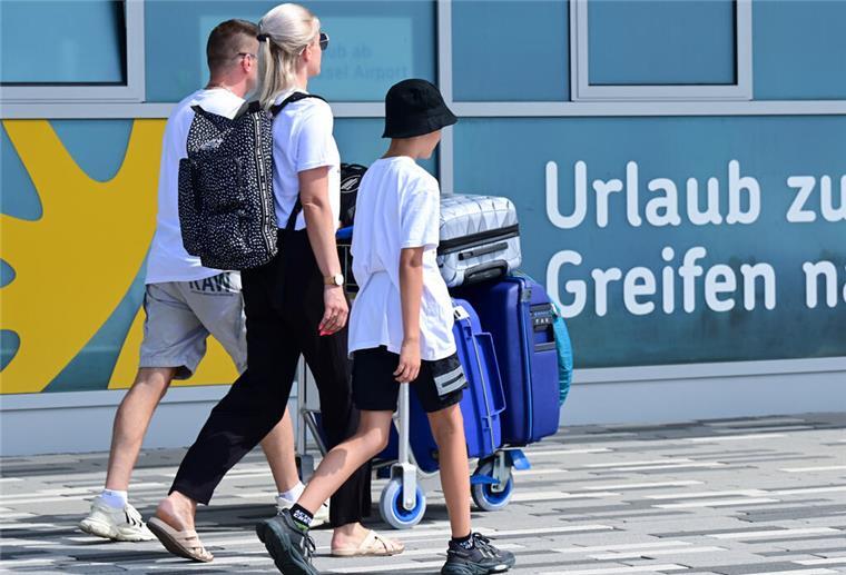 Urlauber gehen zum Terminal 
