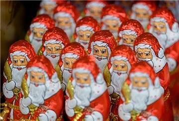 Wer in diesem Jahr einen Schoko-Weihnachtsmann verspeisen möchte, muss tiefer in die Tasche greifen. 
