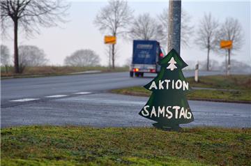 Wer in seinem Wohnort solch ein Schild entdeckt, der kann sich darauf verlassen, am Samstag seine Tanne loszuwerden. Die evangelische Jugend Tarmstedt/Wilstedt/Kirchtimke wirbt damit für ihre Weihnachtsbaumaktion.