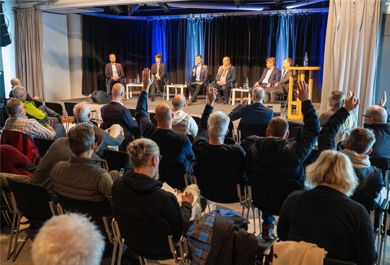 So schlimm steht es wirklich um die Stadthalle Bremerhaven Publikum reckt Hände hoch.