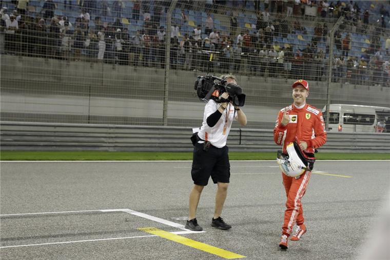 Vettel im Glück: In letzter Sekunde zur Pole Position Wer ist hier die Nummer 1? Sebastian Vettel freut sich nach der Qualifyingsession über das Erreichen der Pole Position. Der Grand Prix von Bahrain findet am Sonntag statt.