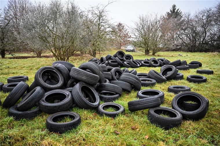 Wer ist so dreist? Rund 200 alte Reifen wurden einfach in Surheide auf eine Grünfläche gekippt.