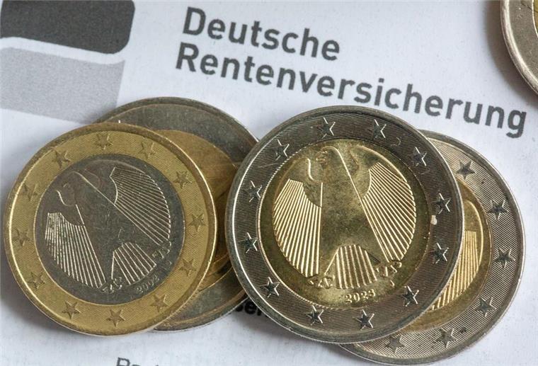 Für die Rente: Suche nach Ausbildungsplatz sollte unbedingt gemeldet werden SYMBOLBILD - 24.04.2024, Berlin: Münzen liegen auf einer Renteninformation der Deutschen Rentenversicherung. (zu dpa: «Thüringer mit geringster Rente nach 45 Jahren») Foto: Fernando Gutierrez-Juarez/dpa +++ dpa-Bildfunk +++