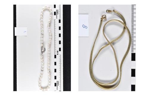 Wer kann Angaben zu dem Schmuck machen? Die Polizei hat in Geestland gestohlenen Schmuck sichergestellt.