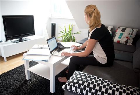 Wer kein eigenes Arbeitszimmer in der Wohnung hat, kann nur die Kosten für die Ausstattung des Heimbüros steuerlich geltend machen.