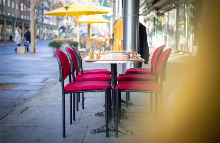 Was ist in der Bremerhavener City erlaubt? Kritik von Kaufleuten Wer kein Gastronom ist, darf künftig in der Bremerhavener Innenstadt keine Stühle mehr rausstellen - so will es die neue Gestaltungssatzung, die gerade diskutiert wird. Bierbänke wären generell tabu.