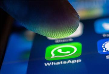 Ein Finger tippt auf das Logo des Nachrichtendienstes WhatsApp