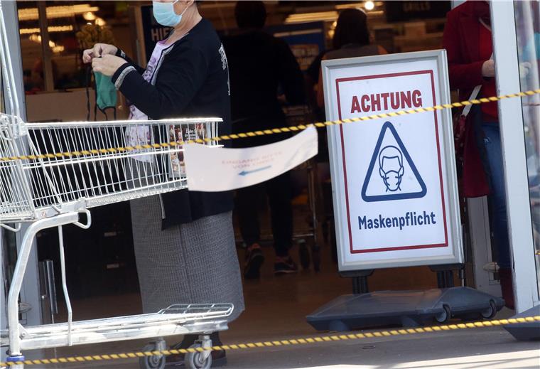 Müssen Geschäfte Menschen ohne Maske aber mit Attest reinlassen? Wer keine Maske trägt, muss draußen bleiben – in manchen Läden gilt das auch wenn sie ein Attest vorweisen können, das sie von der Tragepflicht entbindet.