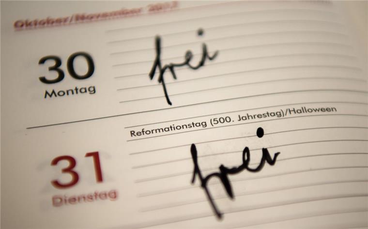 Br�ckentage 2017: So k�nnt Ihr euren Urlaub fast verdoppeln Wer klug plant, hat länger frei: Im kommenden Jahr liegen viele Feiertage so günstig, dass mit einigen Brückentagen ein Maximum an Freizeit herausgeholt werden kann.