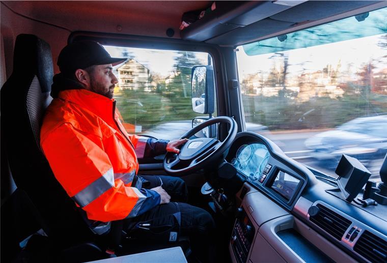 "Fernfahrer Live": Trucker gut bezahlen und gut behandeln Wer Lkw fährt, hat einen sicheren Job. Doch stimmt auch das Gehalt? Darüber diskutierten Branchenkenner jetzt in einer Fernfahrer-Talksendung, die via Internet aus Bremerhaven übertragen wurde.