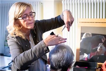 Wer Lust hatte, konnte sich die Haare schneiden lassen wie hier von Gabi Voigt.