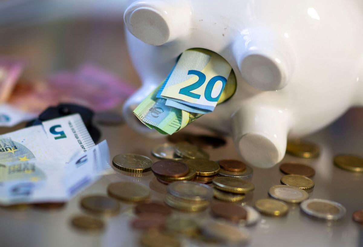 Girokonto oder Tagesgeldkonto: Wo dein Geld wirklich mehr bringt Geldscheine ragen aus einem Sparschwein.