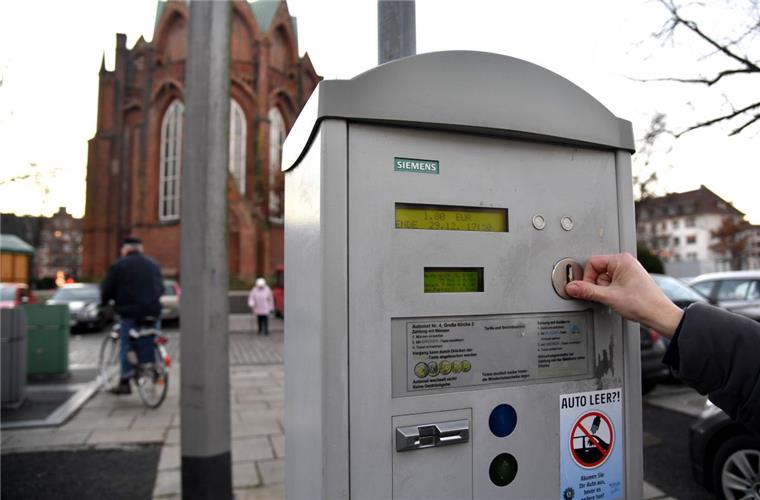 Bremerhaven: Parken in der Innenstadt wird teurer Wer mit dem Auto in die Bremerhavener Innenstadt möchte, muss künftig tiefer in die Tasche greifen.
