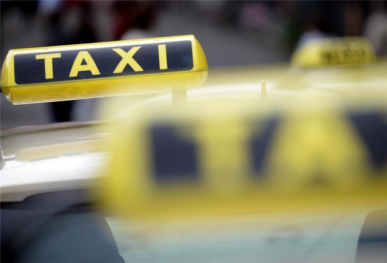 Taxis warten an einem Taxistand.
