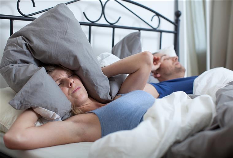 Wer mit einem Schnarcher zusammen lebt, hat es nicht leicht. Nicht nur seinem Partner zuliebe sollte man etwas gegen das geräuschvolle Atmen tun.