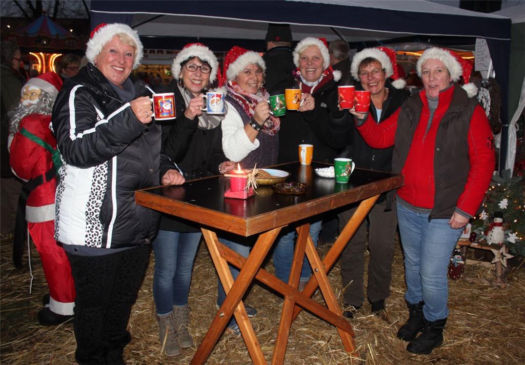 Wer mit einer lustigen Truppe unterwegs ist, hat auf dem Weihnachtsmarkt großen ...