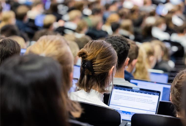 Jobben im Studium: Wann es finanziell hilft – und wann es richtig teuer werden kann Studentinnen und Studenten sitzen während einer Vorlesung in einem Hörsaal. Wer neben dem Studium arbeitet, muss auf Arbeitszeit, Einkommen und Versicherungen achten.