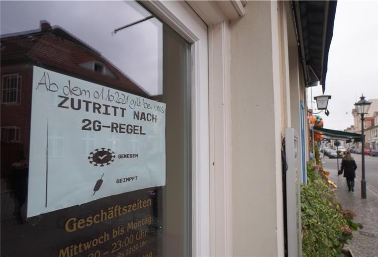 2G-Regelung: Was passiert mit Tickets und Gebühren fürs Fitnessstudio? Ein Schild, das auf die 2G-Regel hinweist, ist an der Eingangstür eines Restaurants zu sehen. Die schärferen Corona-Regeln treten in Brandenburg in Kraft. Die 2G-Regel mit Zutritt nur für Geimpfte und Genesene wird für einige Bereiche zur Pflicht, dazu kommt eine Maskenpflicht in Grundschulen.