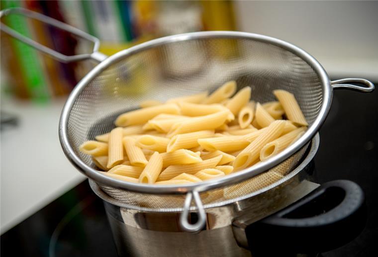 So lässt sich beim Kochen Strom sparen Wer nur so viel Wasser in den Topf füllt, wie tatsächlich minimal nötig ist, kann eine Menge sparen.