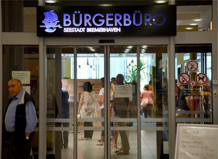 Wer ohne Termin kommt, muss Wartezeit mitbringen: Die Bürgerbüros sind wegen Personalnot und Krankenstand überlastet.