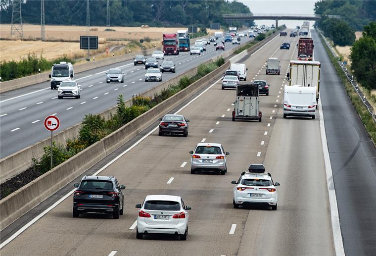 So lässt sich auf der Autobahn Sprit sparen Wer ohne triftigen Grund zu langsam fährt, verstößt gegen die Straßenverkehrsordnung.