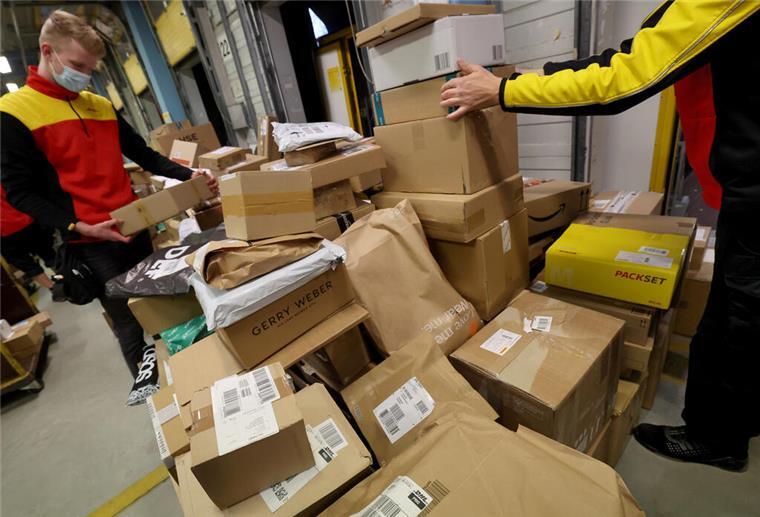 Diese neue Paket-Regel bei der Deutschen Post gilt schon seit April Pakete werden im Post-Zentrum sortiert. Wer Pakete in die USA schicken will, muss diese neue Regel beachten.