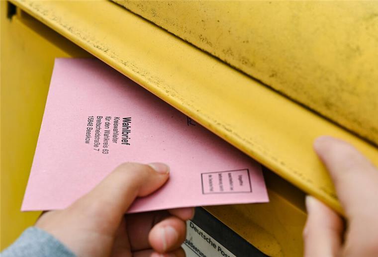Die Deutsche Post warnt: Bis wann Wahlbriefe noch rechtzeitig ankommen Eine Person wirft ihre Briefwahlunterlagen in einen Postkasten der Deutschen Post.