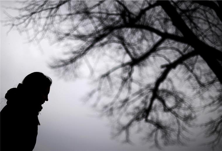 Die Mutter des sechsjährigen Steffen schafft es nicht allein Eine Frau steht neben einem Baum