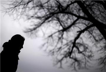 Eine Frau steht neben einem Baum