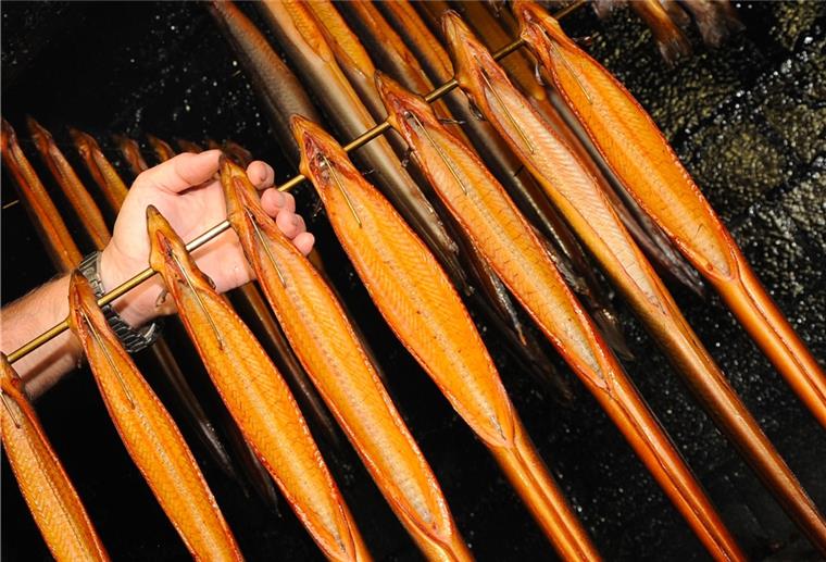 Wer wird Aalräucher-Meister von Wremen? Wer räuchert seine Aale am besten? Bei der Aalräuchermeisterschaft in Wremen am 31. Juli kämpfen Hobbyräucherer um Ruhm und Komplimente.