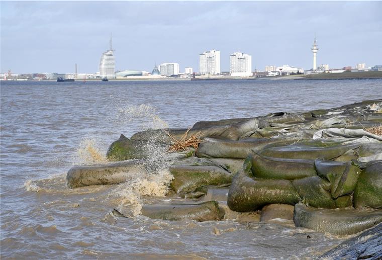 Sandsäcke am Ufer der Weser