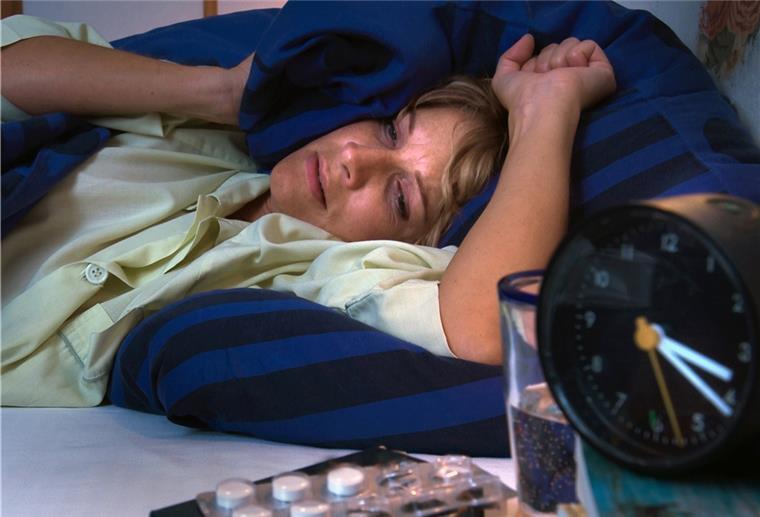 Experten erklären: Darum ist guter Schlaf wichtig Eine Frau liegt im Bett