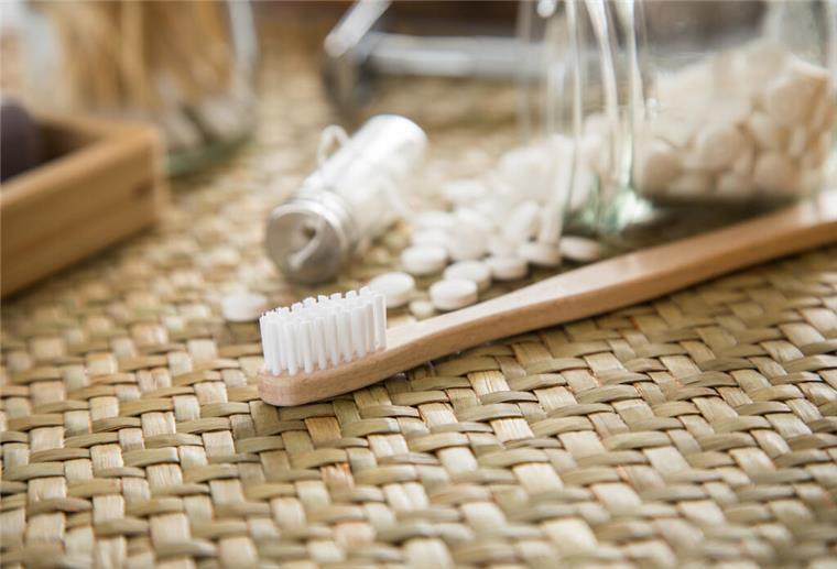 Zahnseide senkt Schlaganfall-Risiko um 22 Prozent ILLUSTRATION - Eine Bambus-Zahnbuerste, Zahnputz-Tabletten und plastikfreie Zahnseide sind am 15.02.2021 in Wittenberge zu sehen (gestellte Szene). Foto: Christin Klose
