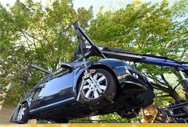 Abschleppdienst: Ungenauer Werbeslogan kann teuer werden Wer sein Auto widerrechtlich auf Privatparkplätzen abstellt, muss damit rechnen, abgeschleppt zu werden und die Kosten dafür tragen zu müssen. In einem speziellen Fall allerdings wurde davon abgesehen.