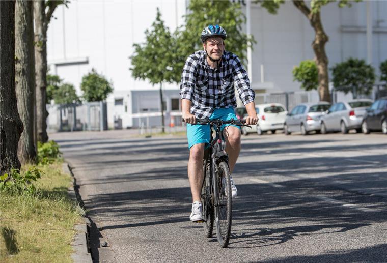 Frühjahrscheck fürs Fahrrad: Tipps für Sicherheit und Fahrspaß Ein Mann auf einem Fahrrad.